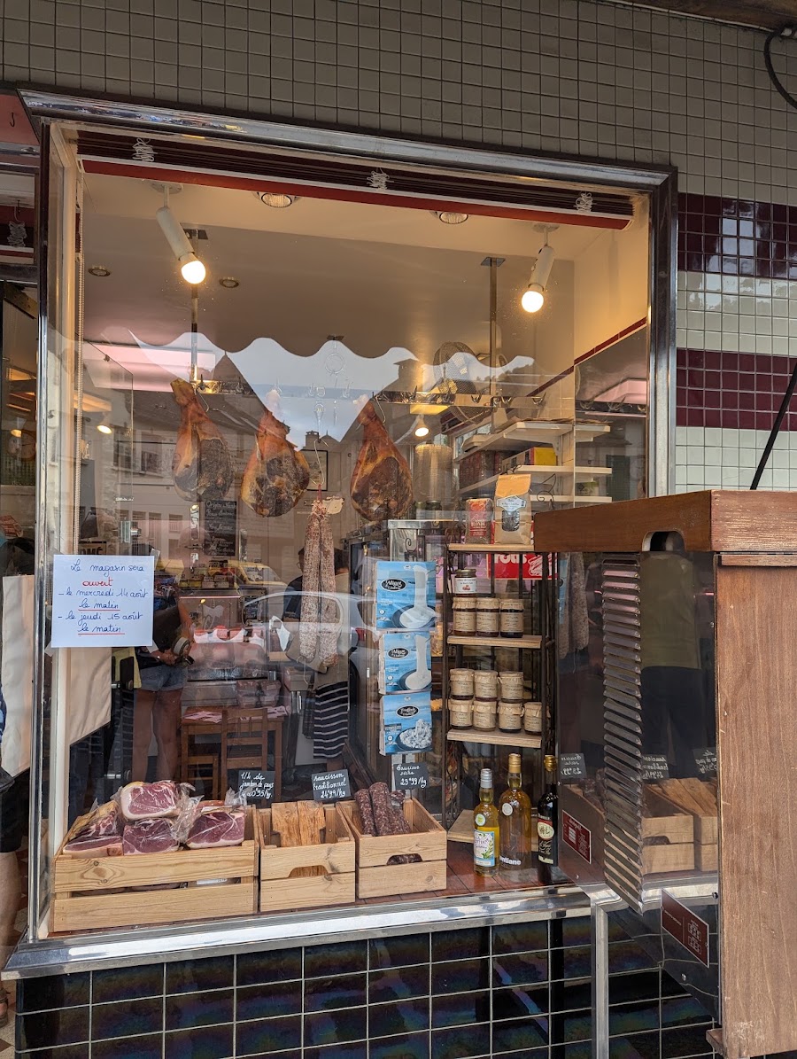 La vitrine de la boucherie, jambons et charcuteries suspendus